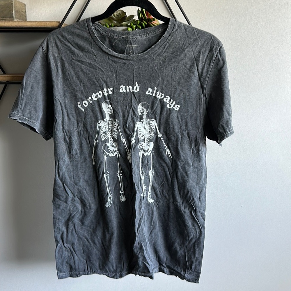 UP light distressed tee